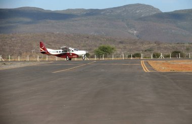 Ituacu, Bahia, Brezilya - 25 Ağustos 2023: Aeronava cessna Caravan 208b - PT-OGS - Ituacu şehrinin havalimanında görüldü.