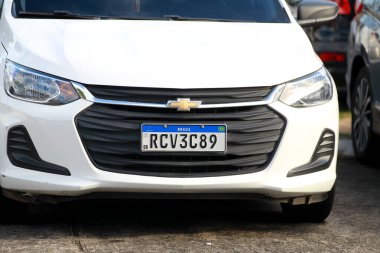 Salvador, Bahia, Brezilya - 21 Ağustos 2023: Salvador şehrindeki bir otomobilde Mercursul 'de kullanılan araç plakası..