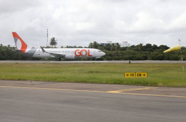 Salvador, Bahia, Brezilya - 21 Ağustos 2023: Boeing 737 MAX 8 uçağı Salvador şehir havaalanı pistinde görüldü..