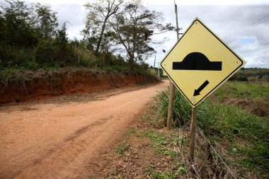 Salvador, Bahia, Brezilya - 24 Ağustos 2023: Salvador 'da bir toprak yolda hız tümseği işareti.