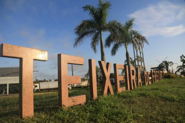 Teixeira de Freitas, Bahia, Brezilya - 22 Ağustos 2023: Bahia 'daki Teixeira de Freitas kasabasında sütçü..