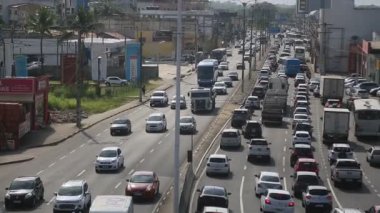 Salvador, Bahia, Brezilya - 11 Ağustos 2023: Salvador şehrinin sokaklarında trafik akışı