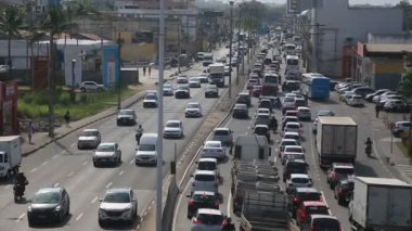 Salvador, Bahia, Brezilya - 11 Ağustos 2023: Salvador şehrinin sokaklarında trafik akışı