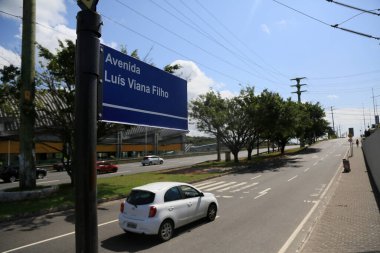 Salvador, Bahia, Brezilya - 23 Eylül 2023: Salvador 'da Luiz Viana Caddesi' nin trafik levhası - paralel -.