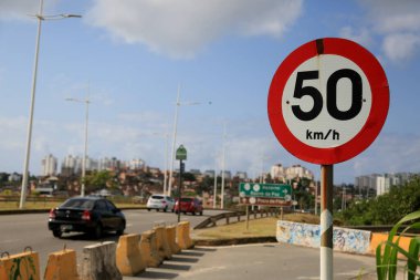 Salvador, Bahia, Brezilya - 23 Eylül 2023: Salvador şehrinde trafik şeridinde saatte 50 kilometre hız olduğunu belirten trafik işareti.
