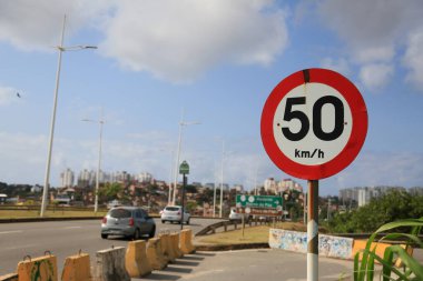 Salvador, Bahia, Brezilya - 23 Eylül 2023: Salvador şehrinde trafik şeridinde saatte 50 kilometre hız olduğunu belirten trafik işareti.