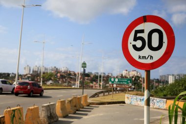 Salvador, Bahia, Brezilya - 23 Eylül 2023: Salvador şehrinde trafik şeridinde saatte 50 kilometre hız olduğunu belirten trafik işareti.