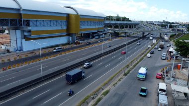 Salvador, Bahia, Brezilya 9 Mayıs 2023: Salvador metrosunun 3. bölümünden Campinas istasyonunun hava görüntüsü.