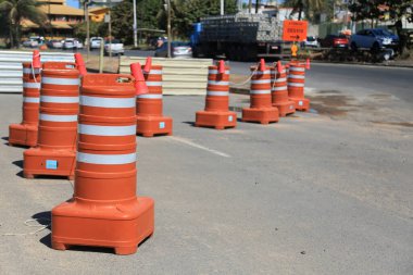 Salvador, Bahia, Brezilya - 19 Ağustos 2023: inşaat alanında bariyer ve tali yol ile trafik işareti.