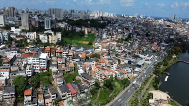 Salvador, Bahia, Brezilya - 2 Ağustos 2022: Dique de Itororo 'dan göl manzarası ve Orixas heykelleri, Candomble varlıkları.