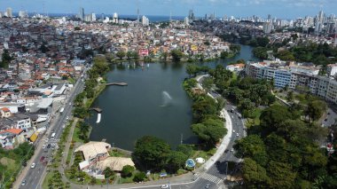 Salvador, Bahia, Brezilya - 2 Ağustos 2022: Dique de Itororo 'dan göl manzarası ve Orixas heykelleri, Candomble varlıkları.