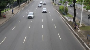 Salvador, Bahia, Brezilya - 11 Ağustos 2023: Salvador şehrinin sokaklarında trafik akışı