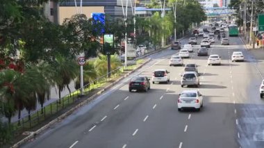 Salvador, Bahia, Brezilya - 11 Ağustos 2023: Salvador şehrinin sokaklarında trafik akışı