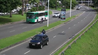Salvador, Bahia, Brezilya - 11 Ağustos 2023: Salvador şehrinin sokaklarında trafik akışı