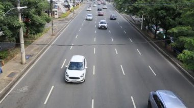 Salvador, Bahia, Brezilya - 11 Ağustos 2023: Salvador şehrinin sokaklarında trafik akışı