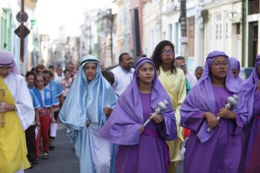 Salvador, Bahia, Brezilya - 7 Nisan 2017: Katolikler, İsa 'nın annesiyle Calvary yolunda tanıştığı zamanı hatırlayan bir törene katılırlar..