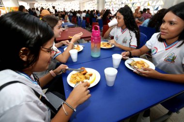 curuca, bahia, brrazil - 18 Eylül 2023: devlet okulu öğrencileri okul saatlerinde kafeterya bölgesinde yemek yerken görülüyor.