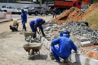 Salvador, Bahia, Brezilya - 25 Eylül 2023: İşçiler Salvador şehrinde kaldırım inşa ediyorlar.