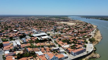 Barra, Bahia, Brezilya - 1 Ekim 2023: Sao Francisco Nehri kıyısındaki Barra şehrinin havadan görünüşü.