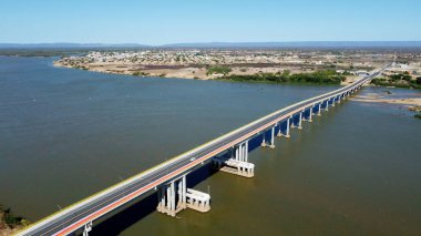 Barra, bahia, Brezilya - 1 Ekim 2023: Sao Francisco Nehri üzerindeki Barra ve Xique Xique şehirleri arasındaki bağlantı Ponte do Feijao 'nun havadan görünüşü