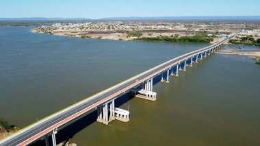 Barra, bahia, Brezilya - 1 Ekim 2023: Ponte do Feijao 'nun havadan görünüşü, So Francisco Nehri üzerindeki Barra ve Xique Xique şehirleri arasındaki bağlantı