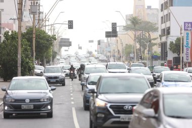 Salvador, Bahia, Brezilya - 9 Kasım 2023: Salvador 'daki Pituba mahallesinde trafik hareketi.