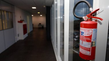 Salvador, Bahia, Brezilya - 10 Ekim 2023: Salvador 'da ticari bir binada yangın söndürücü görüldü.