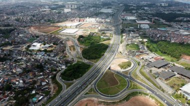 Salvador, Bahia, Brezilya - 13 Ekim 2023: Salvador şehrinin metro bölümündeki inşaat çalışmalarının hava görüntüsü