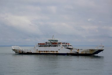 Itaparica, Bahia, Brezilya - 13 Ekim 2023: Salvador 'daki Baia de Todos os Santos nehri kıyısındaki Zumbi dos Palmare feribotu.