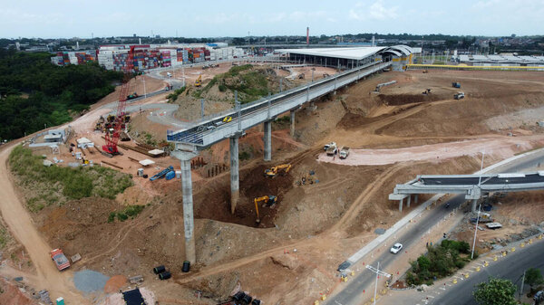 salvador, bahia, brahbad - 13 октября 2023 года: вид с воздуха на строительные работы на третьем участке метромоста в городе Сальвадор