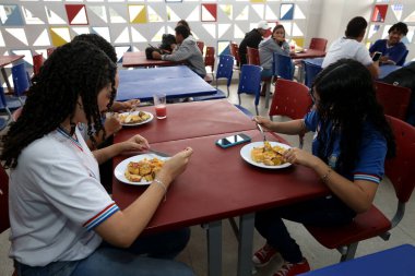 ouclides da cunha, bahia, brrazil - setembro 18, 2023: bir devlet okulundan öğrenciler eğitim biriminde yemek yiyorlar