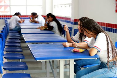 ouclides da cunha, bahia, brrazil - setembro 18, 2023: bir devlet okulundan öğrenciler eğitim biriminde yemek yiyorlar.