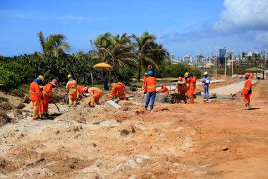 Salvador, Bahia, Brezilya - 20 Kasım 2024: Salvador şehrinin Atlantik kıyısında çalışan işçiler.