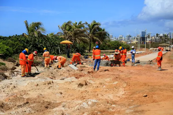 サルバドール バービア ブラジル 11月 2024 サルバドール市の大西洋岸で働く労働者 ロイヤリティフリーのストック画像