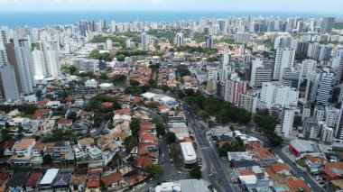 Salvador, Bahia, Brezilya - 23 Kasım 2023: Salvad şehrindeki yerleşim yerlerinin havadan görünüşü