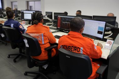 Salvador, Bahia, Brezilya - 12 Şubat 2024: Salvador kentindeki birleşik kontrol ve komuta merkezinde çalışan güvenlik güçleri profesyonelleri