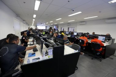 Salvador, Bahia, Brezilya - 12 Şubat 2024: Salvador kentindeki birleşik kontrol ve komuta merkezinde çalışan güvenlik güçleri profesyonelleri