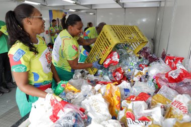 Salvador, Bahia, Brezilya - 11 Şubat 2024: Salvador 'daki karnaval atığı için geri dönüşüm merkezinde çalışan