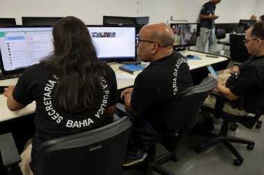 Salvador, Bahia, Brezilya - 12 Şubat 2024: Salvador kentindeki birleşik kontrol ve komuta merkezinde çalışan güvenlik güçleri profesyonelleri