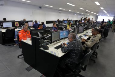 Salvador, Bahia, Brezilya - 12 Şubat 2024: Salvador kentindeki birleşik kontrol ve komuta merkezinde çalışan güvenlik güçleri profesyonelleri