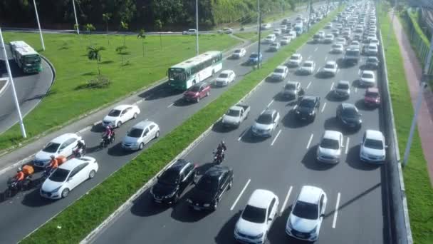Salvador Bahia Brazil Φεβρουαρίου 2024 Κυκλοφορία Οχημάτων Πυκνοκατοικημένο Δρόμο Στην — Αρχείο Βίντεο