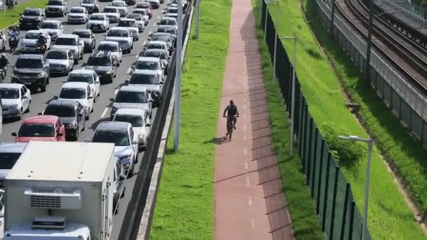 サルバドール バービア ブラジル 2024 サルバドールの都市で混雑した道路上の車の移動 — ストック動画