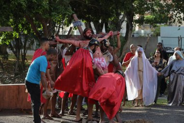 Salvador, Bahia, Brezilya - 29 Mart 2024: aktörler Salvador şehrinde İsa 'nın tutkusunu icra ediyorlar..