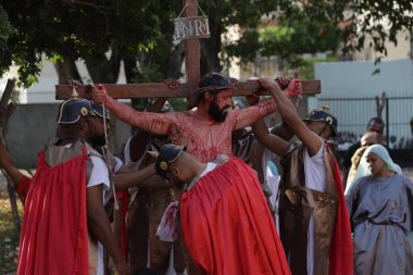 Salvador, Bahia, Brezilya - 29 Mart 2024: aktörler Salvador şehrinde İsa 'nın tutkusunu icra ediyorlar..