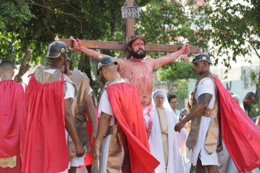 Salvador, Bahia, Brezilya - 29 Mart 2024: aktörler Salvador şehrinde İsa 'nın tutkusunu icra ediyorlar..