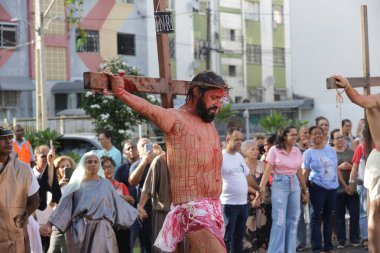 Salvador, Bahia, Brezilya - 29 Mart 2024: aktörler Salvador şehrinde İsa 'nın tutkusunu icra ediyorlar..