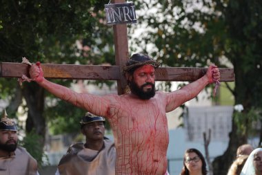 Salvador, Bahia, Brezilya - 29 Mart 2024: aktörler Salvador şehrinde İsa 'nın tutkusunu icra ediyorlar..