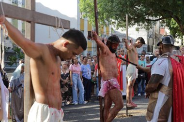 Salvador, Bahia, Brezilya - 29 Mart 2024: aktörler Salvador şehrinde İsa 'nın tutkusunu icra ediyorlar..