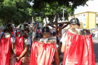 Salvador, Bahia, Brezilya - 29 Mart 2024: aktörler Salvador şehrinde İsa 'nın tutkusunu icra ediyorlar..