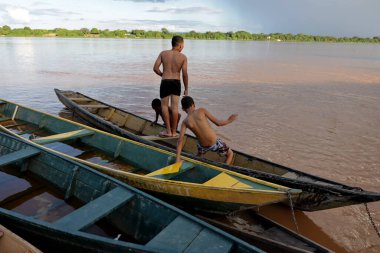 Carinhanha, Bahia, Brezilya - 13 Nisan 2024: Balıkçıların kanoları Carinhanha şehrindeki Sao Francisco Nehri 'nin kıyısında sıkıştı..